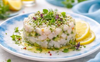 tartare-cabillaud-herbes-citron-assiette-bleue