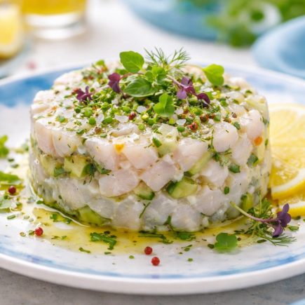 tartare-cabillaud-herbes-citron-assiette-bleue