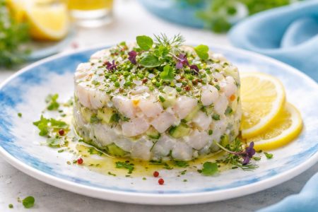 tartare-cabillaud-herbes-citron-assiette-bleue
